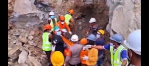 Hari Kedua Operasi SAR, Tim SAR Gabungan Terus Upayakan Pencarian Korban Tertimbun Tanah Longsor Di Tambang Batu Gunung Kuda Desa Cipanas Kecamatan Dukupuntang Kabupaten Cirebon